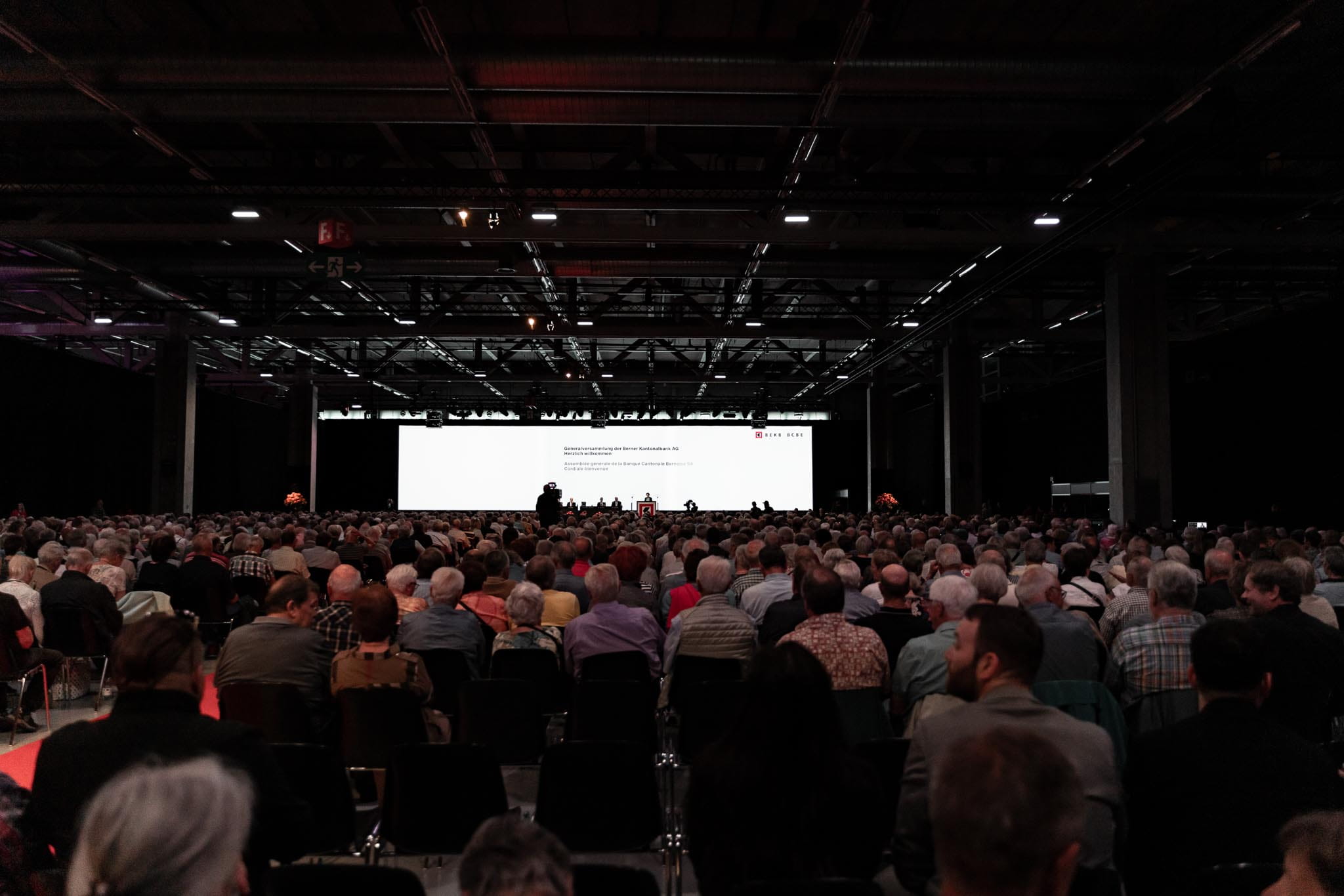 Blick in den Saal der BEKB-Generalversammlung 2022 auf dem BERNEXPO-Gelände.